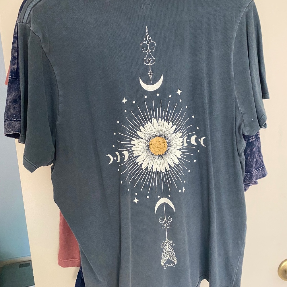 Oneill t shirt with daisy design